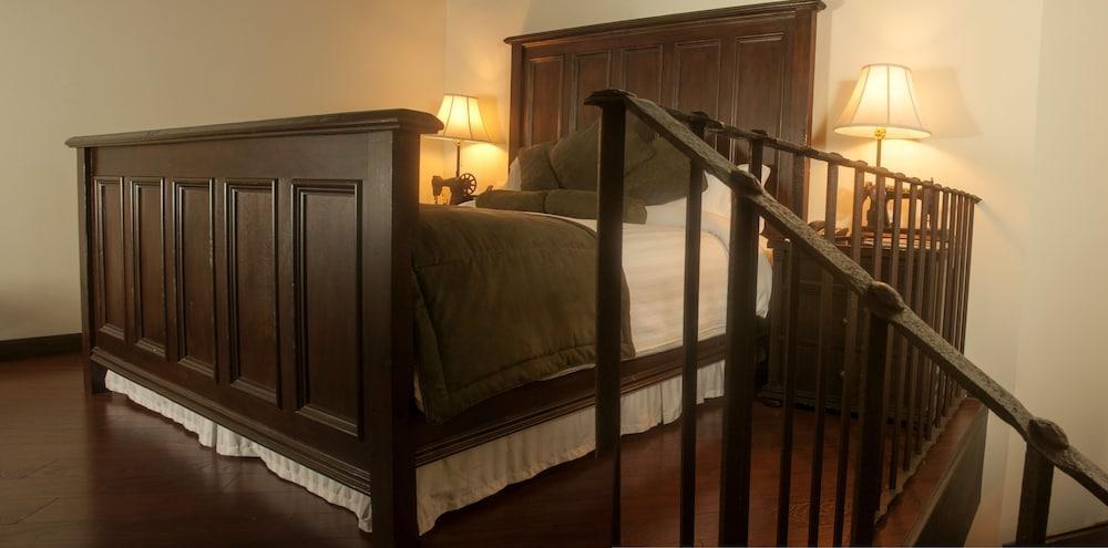 Camino Real Hotel